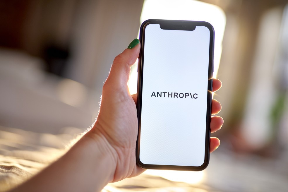 Logotipo da Anthropic em um smartphone — Foto: Gabby Jones/Bloomberg