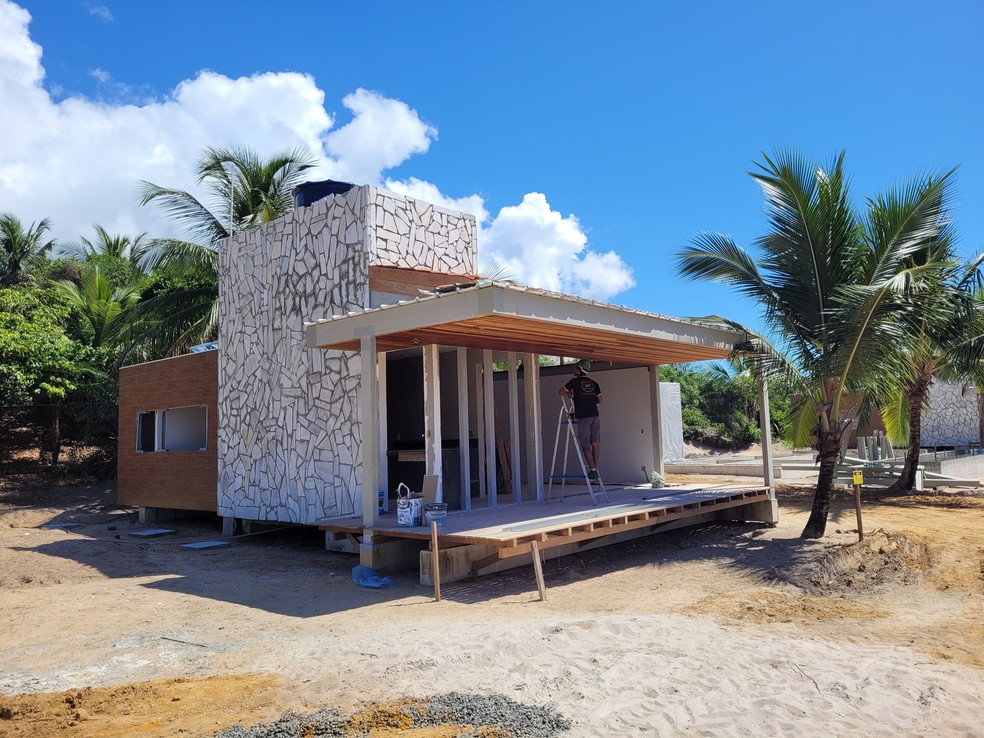 Uma das casas pré-moldadas do Alma Maraú, condomínio sustentável que está sendo construído na Praia do Cassange, na Península de Maraú — Foto: Eduardo Maia / O Globo