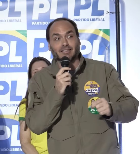 Imagem ilustrativa sobre Carlos Bolsonaro publica oração com #FreeBolsonaro e falta ao discurso de Flávio após derrota