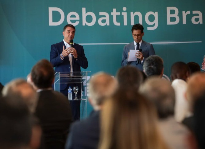 Flávio Bolsonaro e os impactos de fake news sobre urnas no TSE