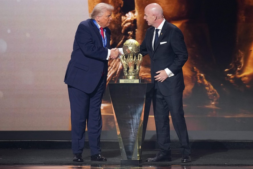 O presidente dos EUA, Donald Trump, cumprimenta o presidente da Fifa, Gianni Infantino, ao receber o recém-criado Prêmio da Paz da entidade