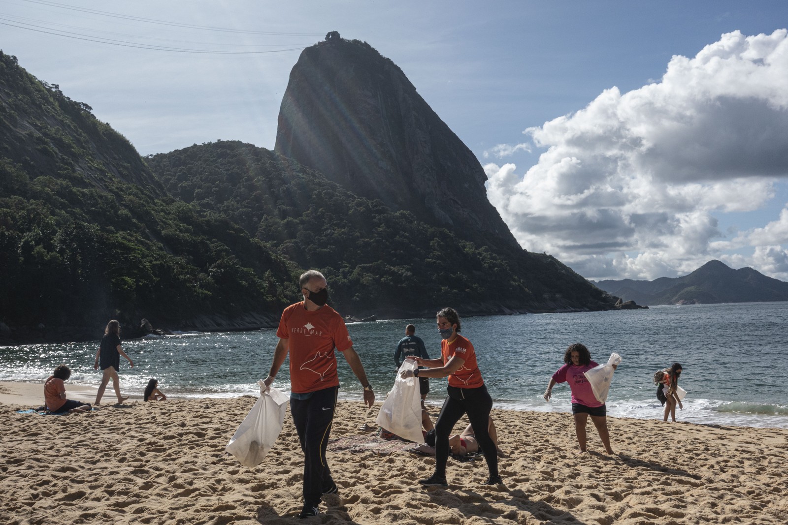 Voluntários do Projeto Verde Mar participam do mutirão de limpeza na Praia Vermelha, no Rio — Foto: Projeto Verde Mar / Divulgação