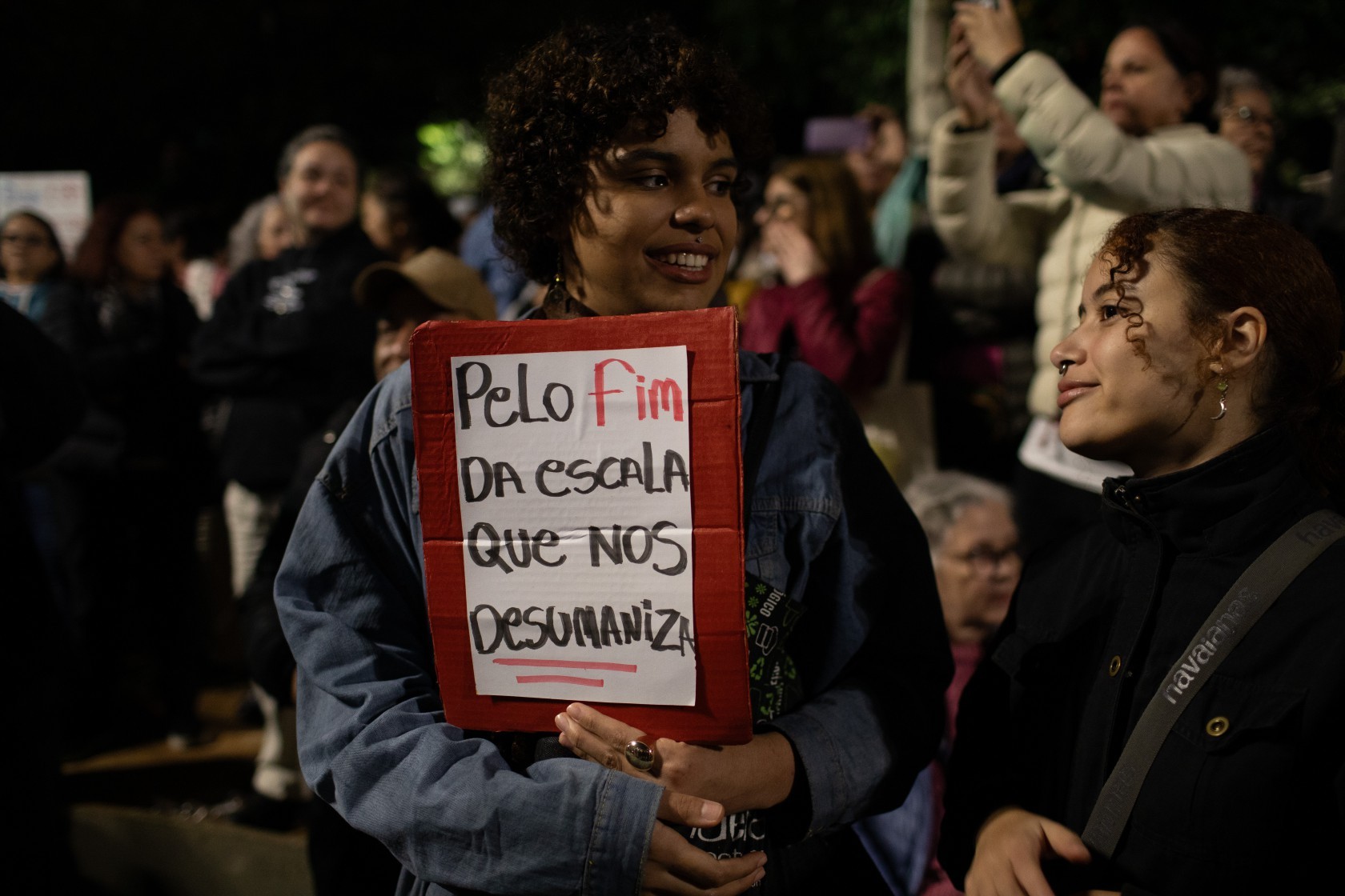 PEC do fim da escala 6x1 mantém limite de duas horas extras por dia e flexibiliza regras durante transição; entenda