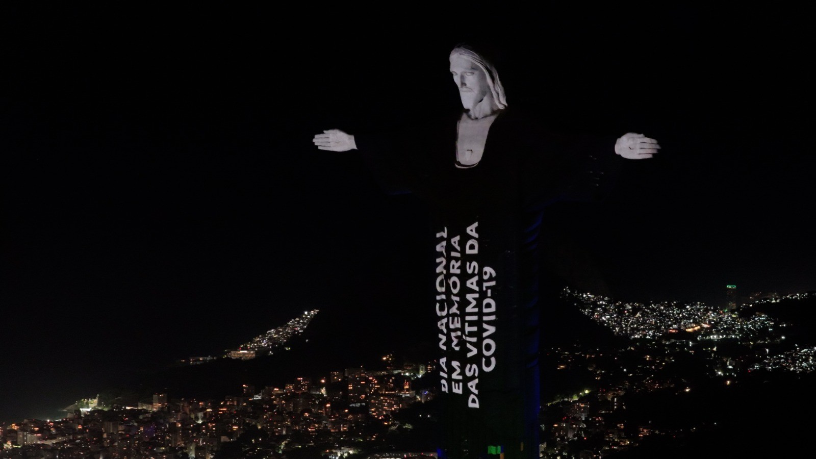 Monumentos pelo país, incluindo o Cristo Redentor, recebem projeção em homenagem às vítimas da Covid-19