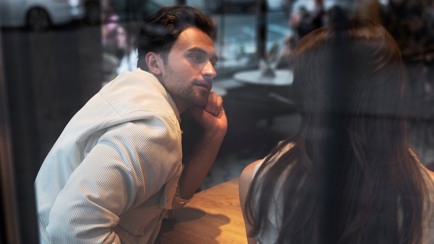 Pesquisa revela que mulheres rejeitam atitudes performáticas em crushes