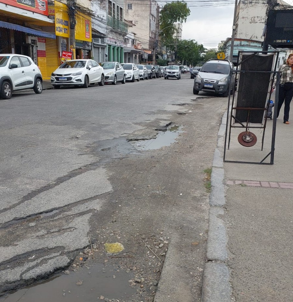 Estrada Engenho da Pedra, em Olaria, na Zona Norte: em maio, a prefeitura anunciou ter concluído obras do programa Bairro Maravilha, mas a foto do leitor, feita anteontem, mostra outra realidade — Foto: Foto do leitor Hugo Costa