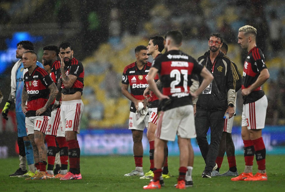 Flamengo amarga vice Recopa para o Lanús, no Maracanã — Foto: MAURO PIMENTEL / AFP