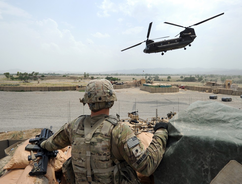 Militar americano em posição na província afegã de Khost — Foto: TED ALJIBE/AFP