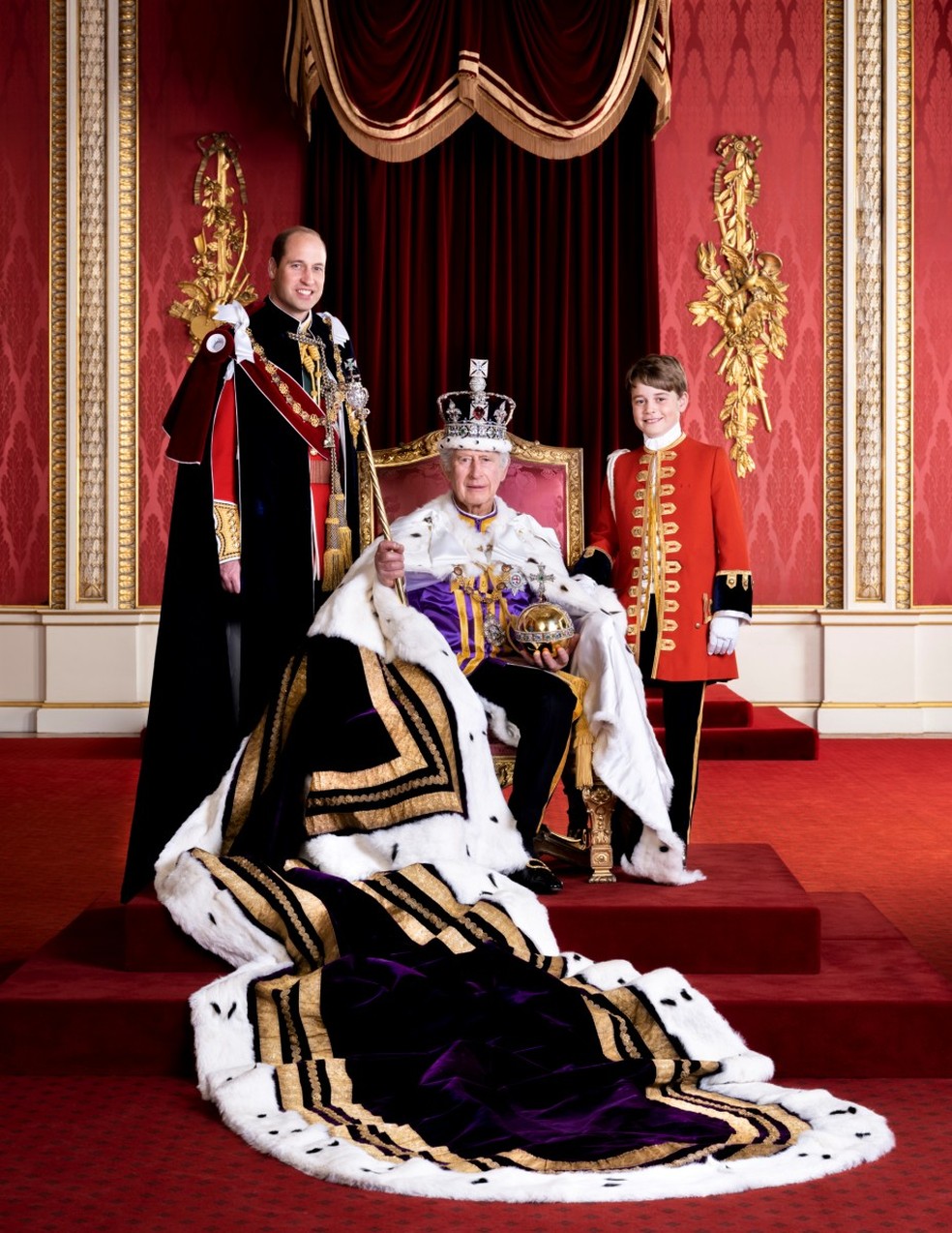 Palácio de Buckingham divulga imagem dos herdeiros da monarquia britânica: à esquerda, o príncipe William; ao centro, o rei Charles III; e à direita, o príncipe George — Foto: BUCKINGHAM PALACE / AFP