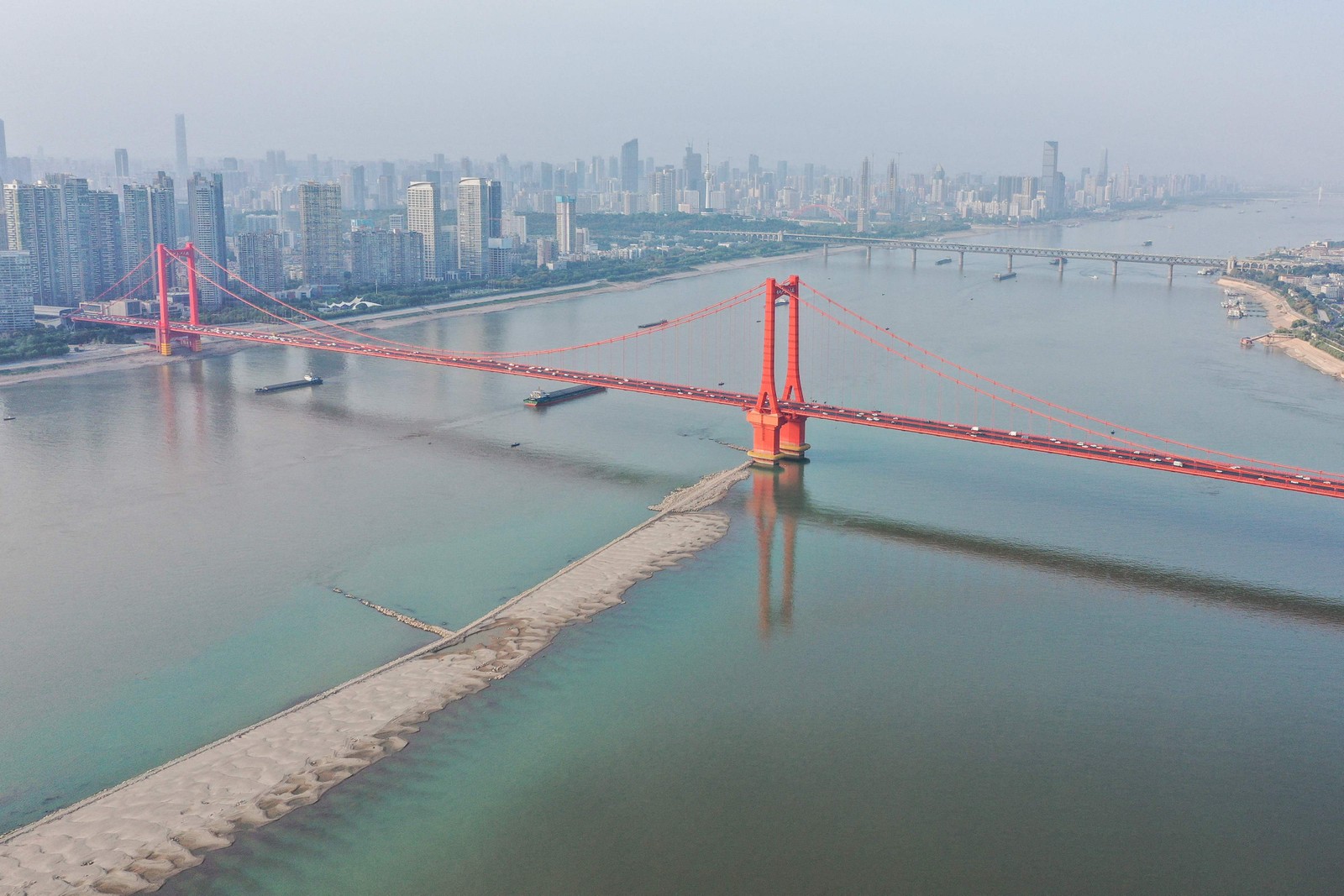 Ponte do Rio Yangtze de Yingwuzhou sobre um trecho seco do rio Yangtze, em Wuhan, na província de Hubei, China.  — Foto: AFP