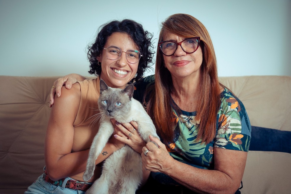 Cristina, o gatinho Fred e a filha dela, Mariana — Foto: Leo Martins