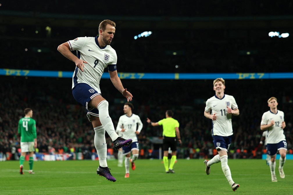 Harry Kane comemora gol pela Inglaterra — Foto: Adrian Dennis / AFP