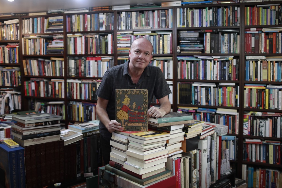Rômulo Pinheiro tem uma coleção de cerca de cinco mil livros raros — Foto: Edilson Dantas