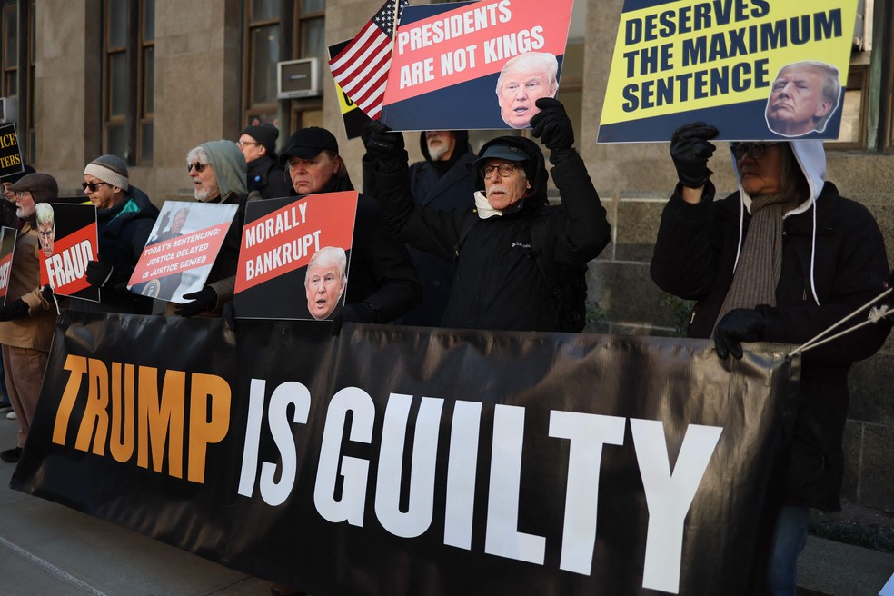Opositores de Donald Trump protestam do lado de fora do Tribunal Distrital de Manhattan — Foto: Charly Triballeau/AFP