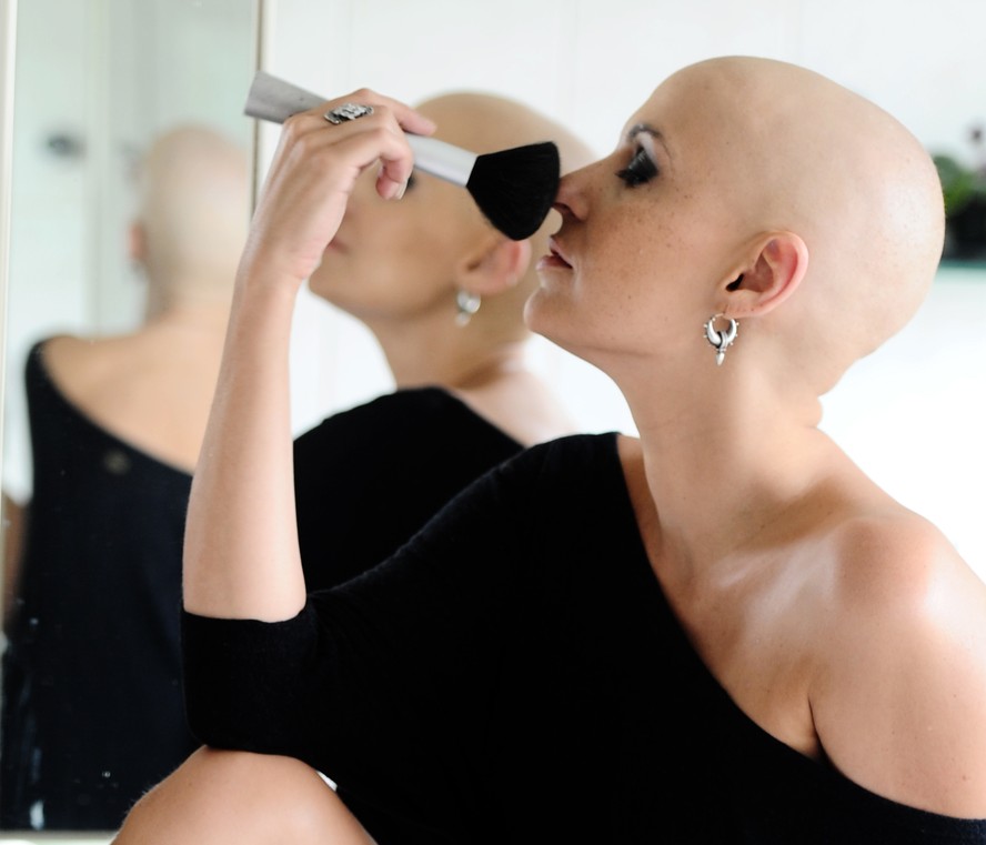 A ex-modelo Flávia Flores passou a dar dicas para mulheres após receber o diagnóstico de um câncer de mama