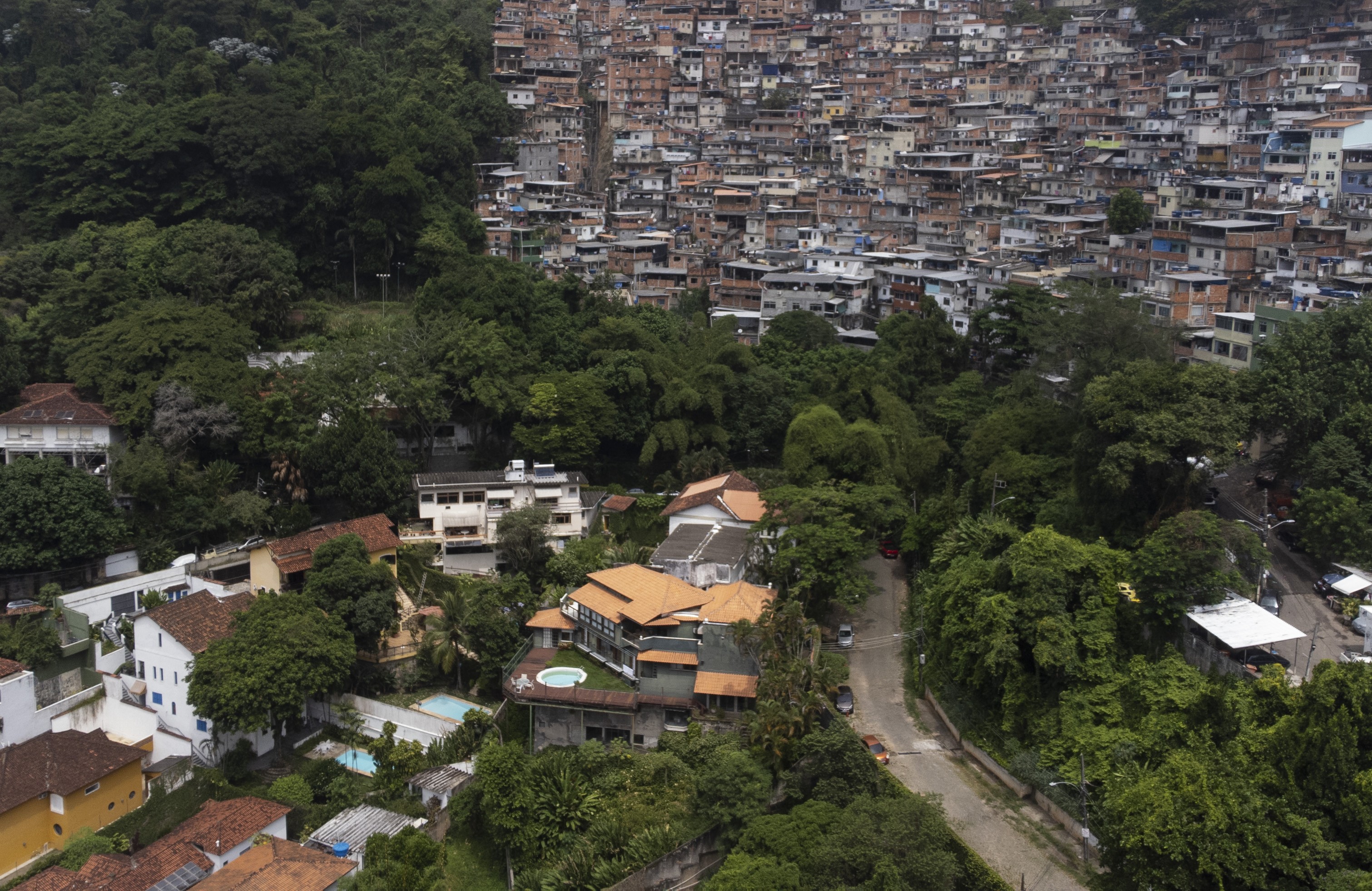 Moradores da Gávea recolhem 10 mil assinaturas contra construção de condomínio em área verde