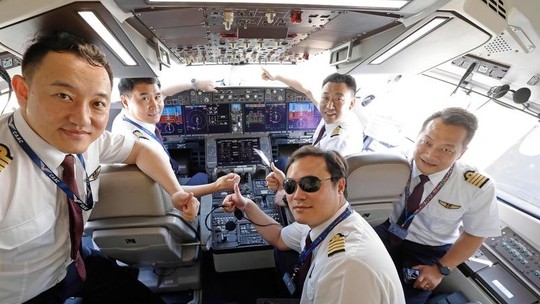 Por que os pilotos de avião raramente usam barba? A resposta é surpreendente