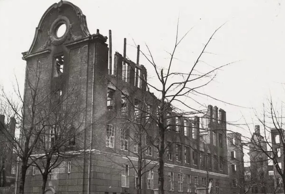 A escola católica em ruínas após ataque na Segunda Guerra — Foto: Reprodução