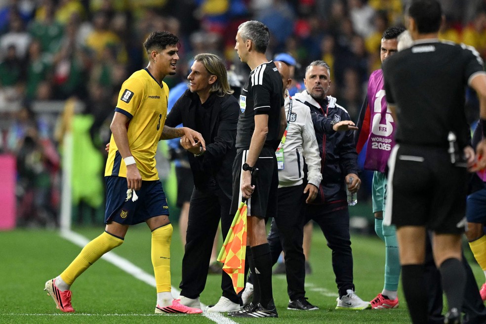Hincapié foi expulso em México x Equador — Foto: CARL DE SOUZA / AFP