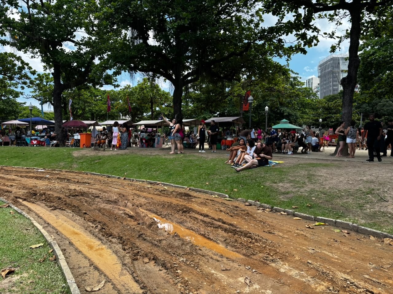 Com Feira da Glória aos domingos, Praça Paris sofre com degradação, desgaste do gramado e lama após chuvas