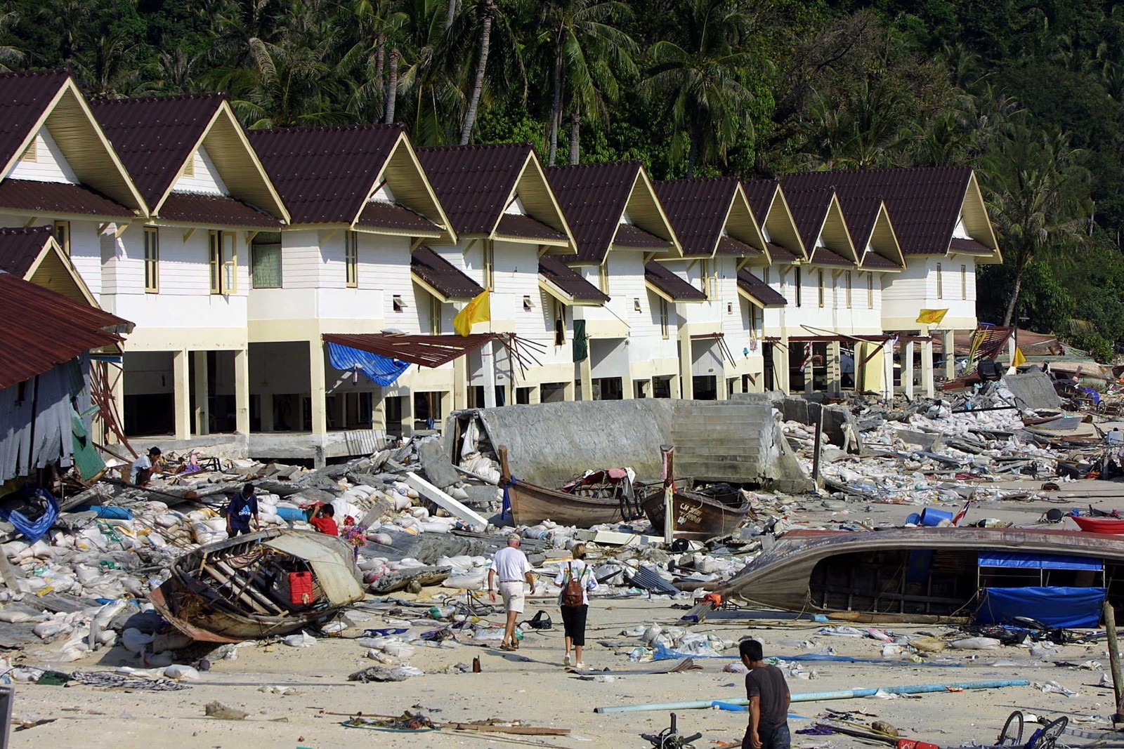 Destroços na Ilha Phi Phi, na Tailândia, em 27 de dezembro de 2004 — Foto: Roslan Rahman / AFP