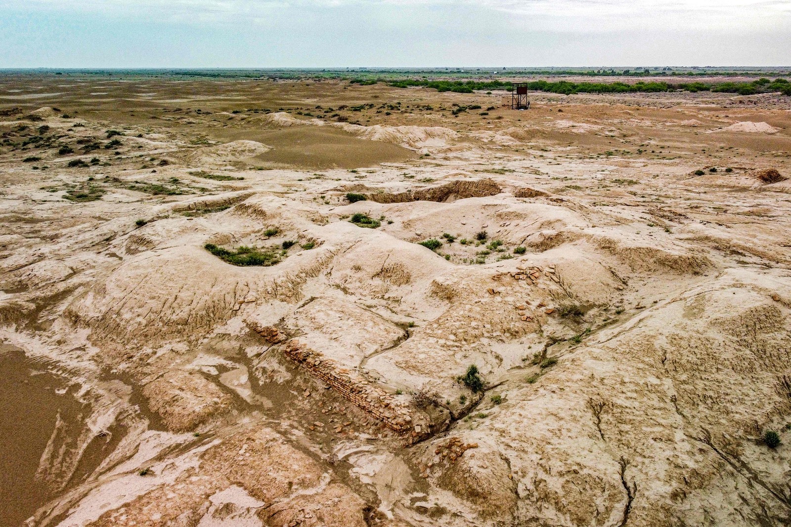 Após uma década de agravamento das tempestades, a areia em Umm al-Aqarib agora "cobre uma boa parte do local", que remonta a cerca de 2350 a.C. e se estende por mais de cinco quilômetros quadrados — Foto: Asaad Niazi / AFP