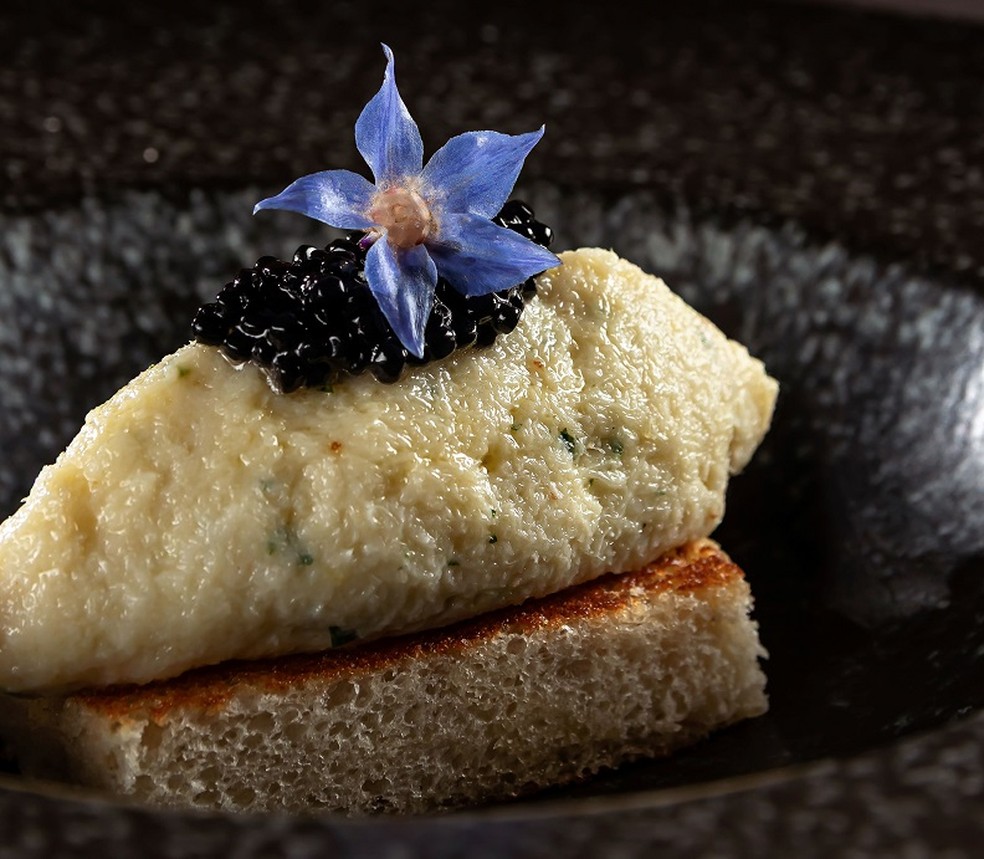 Alloro: bacalhau cremoso, pão brioche e caviar mujol — Foto: Divulgação / Foto de Alex Souto