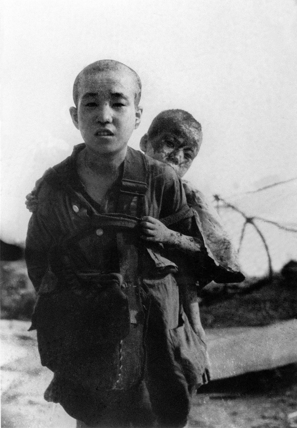 Dois irmãos que sobreviveram ao ataque nuclear a Hiroshima em agosto de 1945 – Foto: AFP