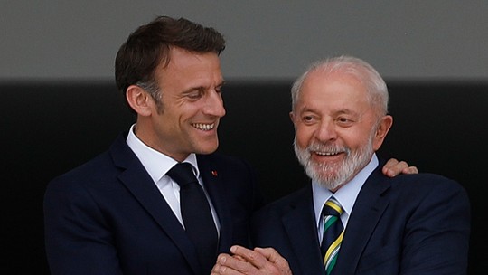 Bossa nova, medalhas e almoço com coxinha: saiba como foi o encontro de Lula e Macron em Brasília