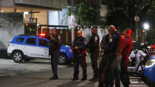 PMs encontram dois corpos no Morro da Babilônia, no Leme, após confronto entre facções rivais PMs encontram dois corpos no Morro da Babilônia, no Leme, após confronto entre facções rivais