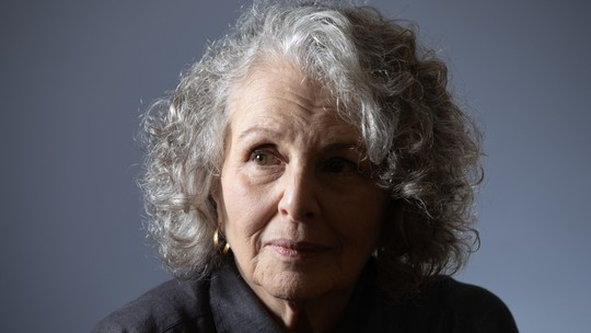 Perto dos 80 anos, Irene Ravache diz que é transgressor não fazer intervenções estéticas: 'Não mexi no meu rosto'  