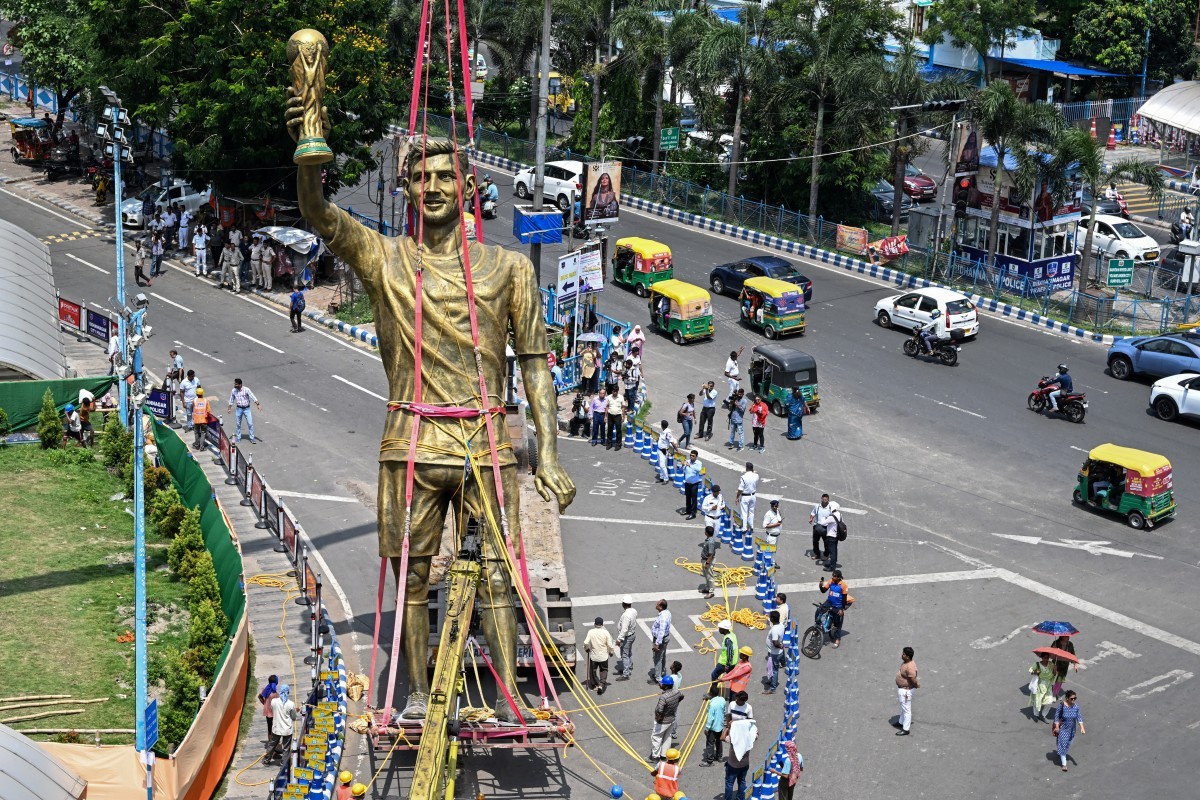 Estátua de Messi com 21 metros é retirada após risco de desabar com o vento na Índia