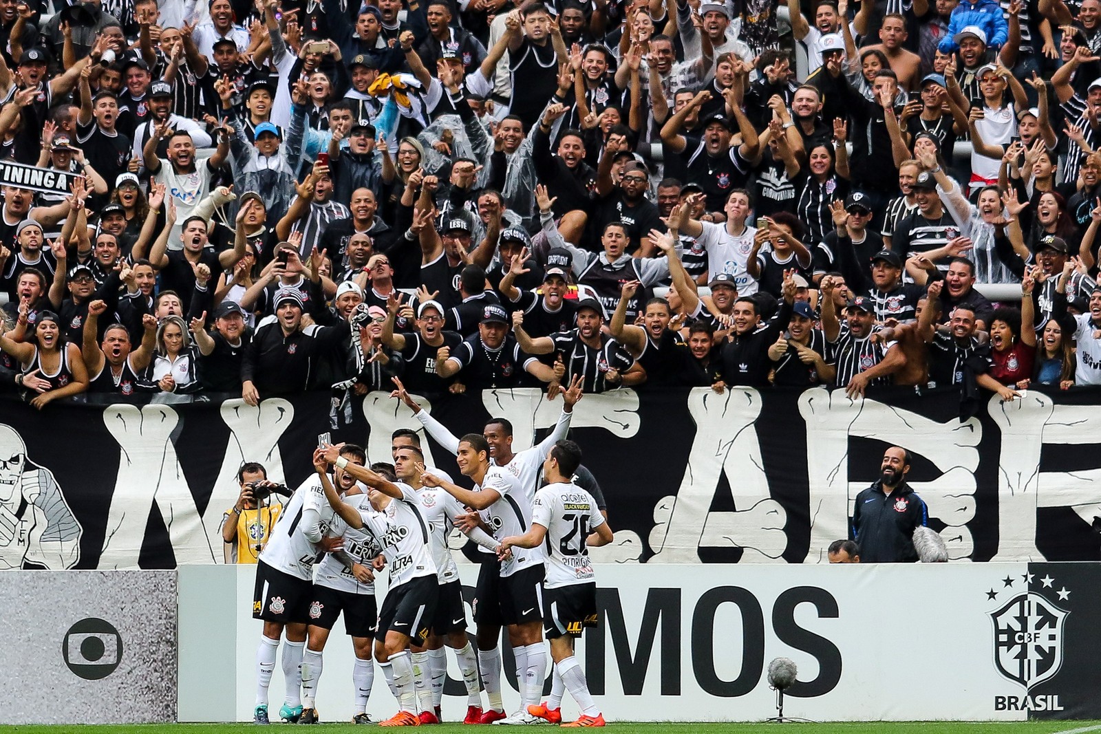 Corinthians vem em segundo lugar com 15,5% dos torcedores ouvidos; com a margem de erro, varia entre 13,9% e 17% — Foto: Marcello Fim / Raw Image / Agência O Globo