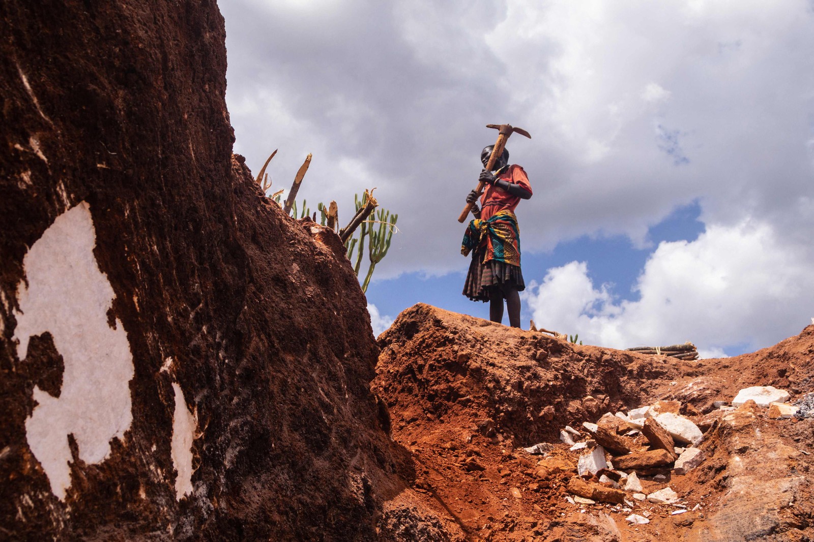 Trabalhador fica em uma pedreira de mármore em Rupa, região de Karamoja, Uganda, onde mais de meio milhão de pessoas estão passando fome na região de Karamoja, cerca de 40% da população geral sobrevivendo numa região muitas vezes esquecida entre o Sudão do Sul e o Quênia — Foto: BADRU KATUMBA / AFP