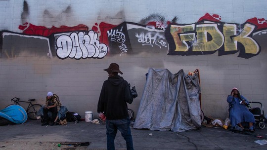 À margem da Copa do Mundo, Skid Row de Los Angeles se equilibra entre as drogas e a solidariedade À margem da Copa do Mundo, Skid Row de Los Angeles se equilibra entre as drogas e a solidariedade