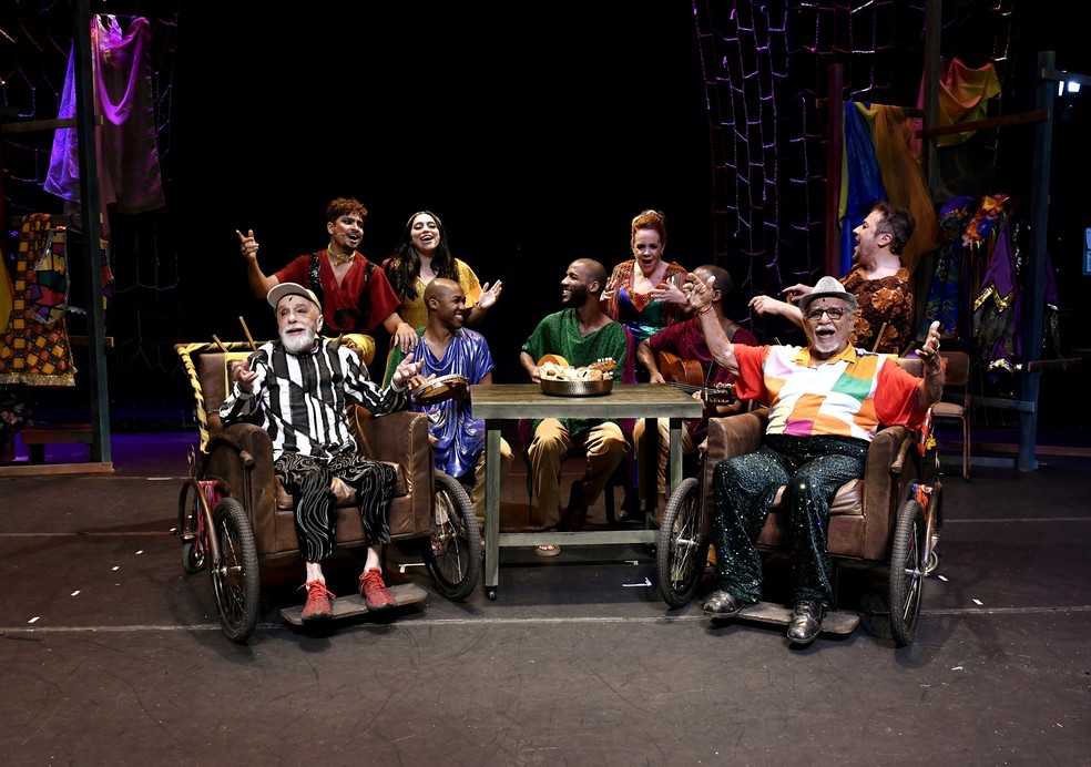 Renato BOrghi, Amir Haddad e o elenco da peça'Haddad e Borghi: Cantam o teatro, livres em cena' — Foto: Cristina Granato