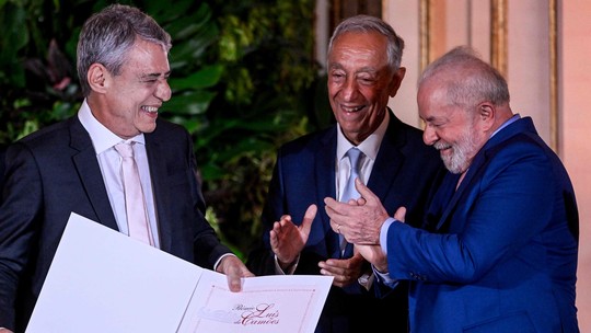 A história que Chico Buarque contou a Lula sobre sua gravata no Prêmio Camões  