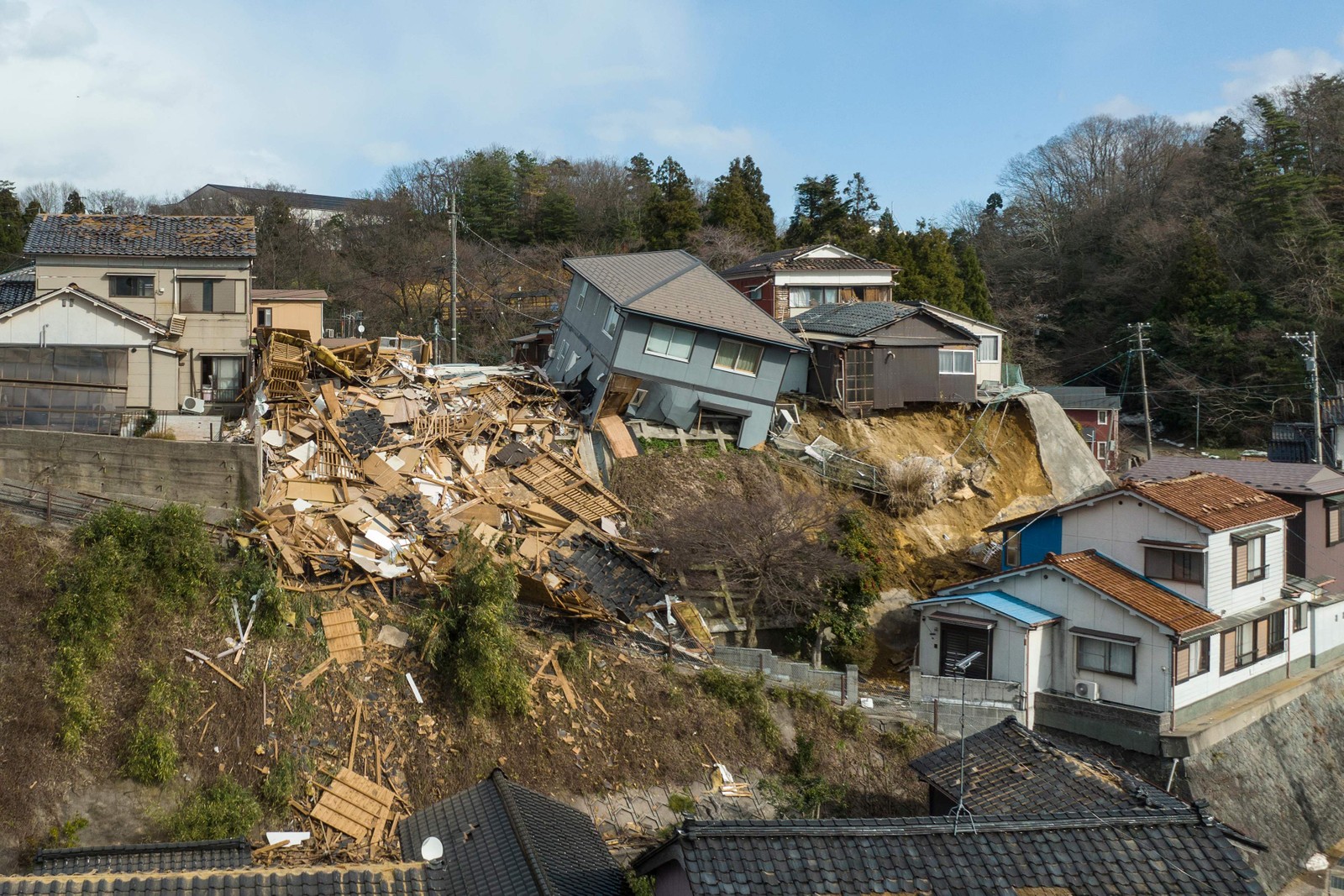 Casas destru&iacute;das em Wajima, regi&atilde;o central do Jap&atilde;o &mdash; Foto: FRED MERY