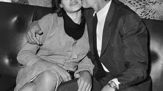 Alain Delon beija a mulher, Nathalie, no aeroporto de Orly, na França, em 1965 — Foto: AFP