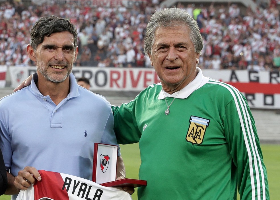 Ubaldo Fillol (de verde) posa ao lado do ex-zagueiro Roberto Ayala