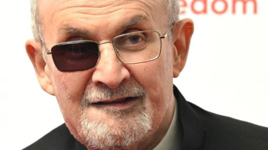 Salman Rushdie se divide sobre reencontrar autor de atentado em julgamento: 'Parte de mim quer olhar para ele'