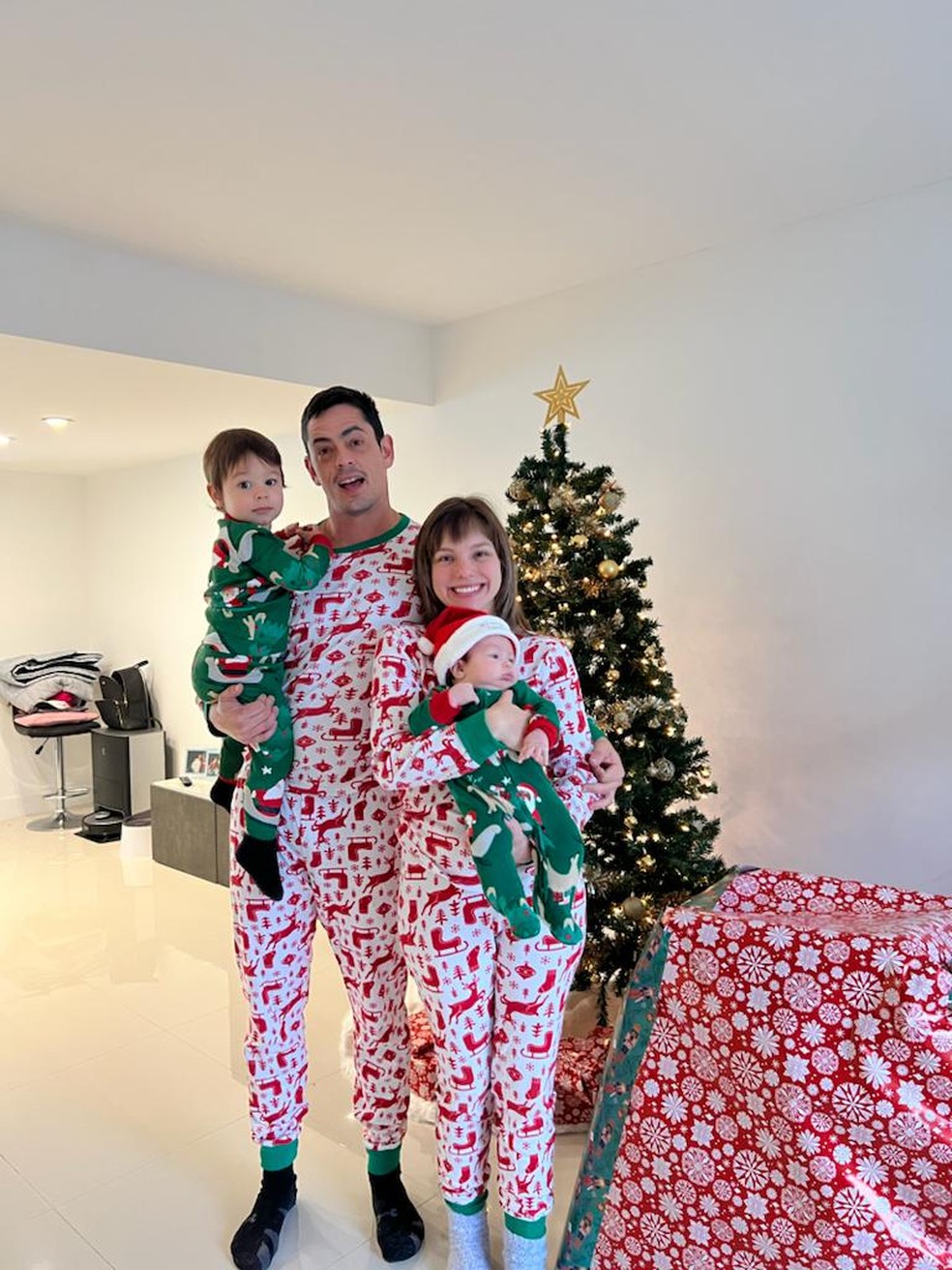 Letícia Navas com o marido e os filhos nos EUA — Foto: Arquivo pessoal