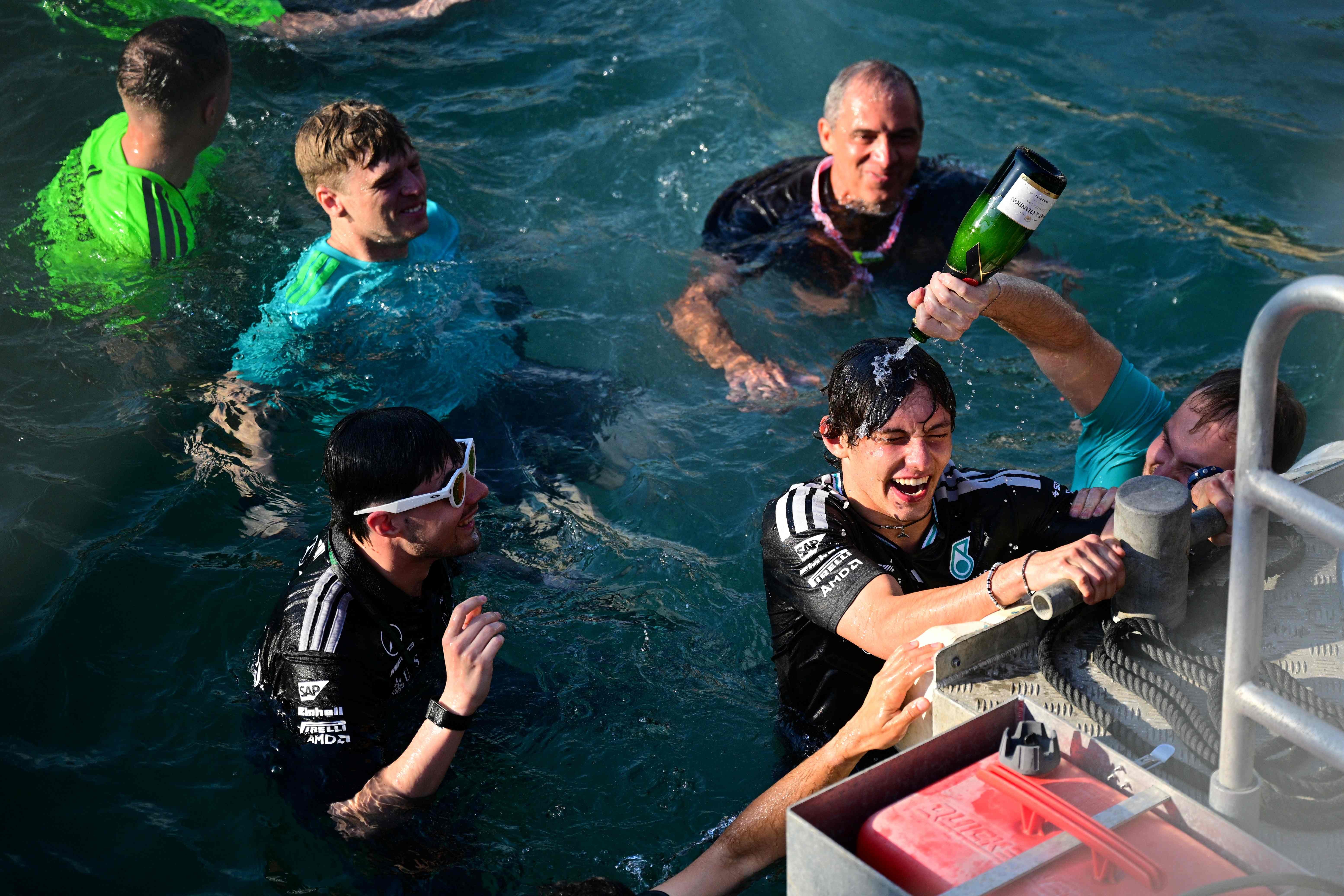 Fotos: Kimi Antonelli pula no mar com equipe para comemorar vitória no GP de Mônaco