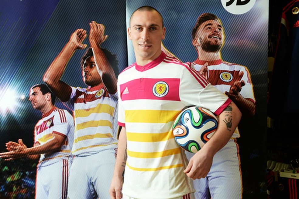 Segundo uniforme da Escócia na Copa de 2014 foi alvo de críticas — Foto: Divulgação/Scottish FA