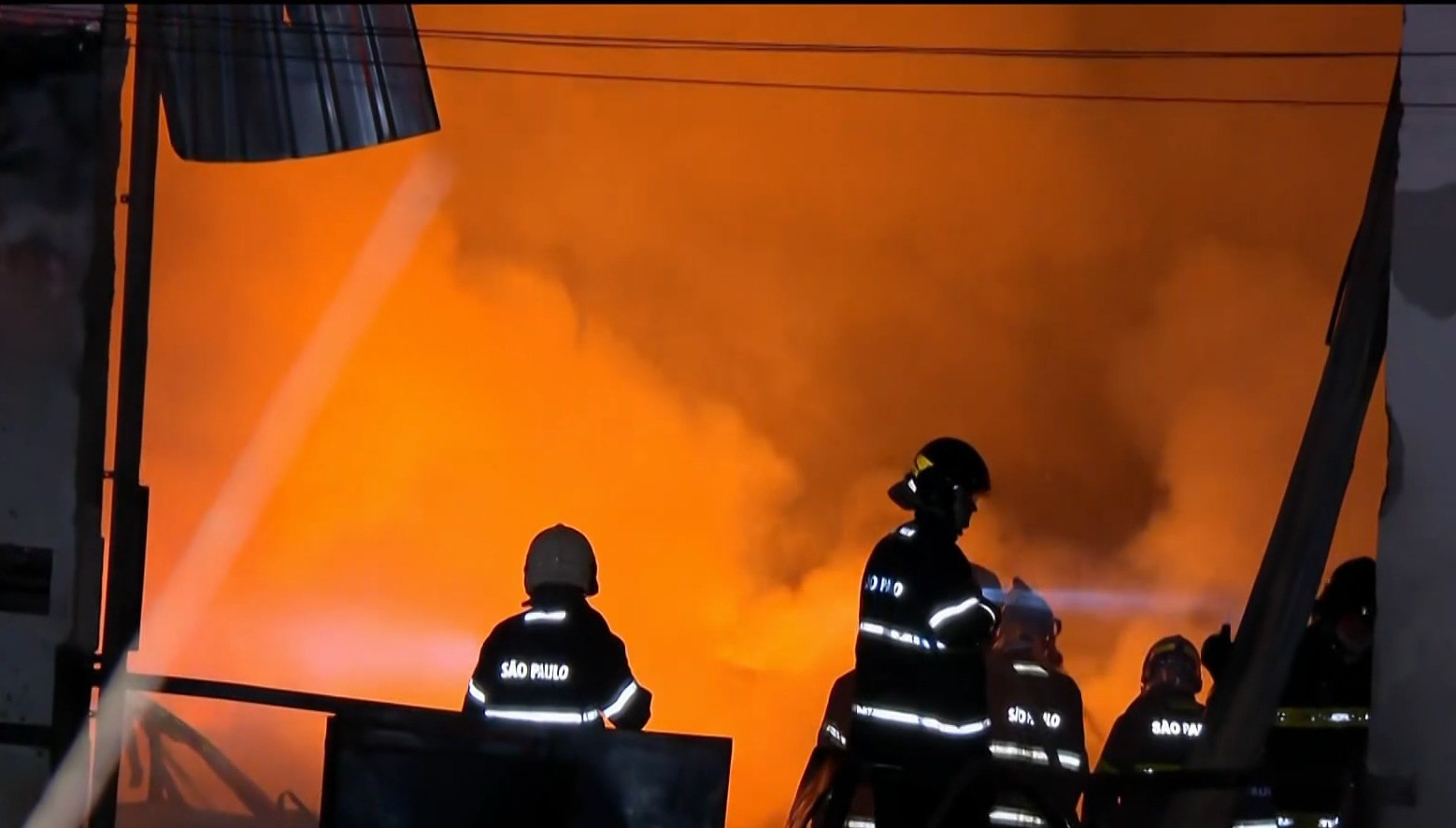 Incêndio de grandes proporções atinge fábrica de velas em Mauá (SP); não há registro de vítimas, diz Corpo de Bombeiros