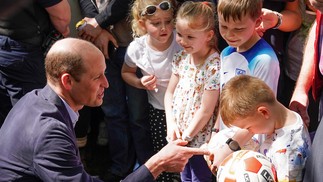 William cumprimenta fãs perto do Castelo de Windsor, a Oeste de Londres — Foto: ANDREW MATTHEWS/AFP