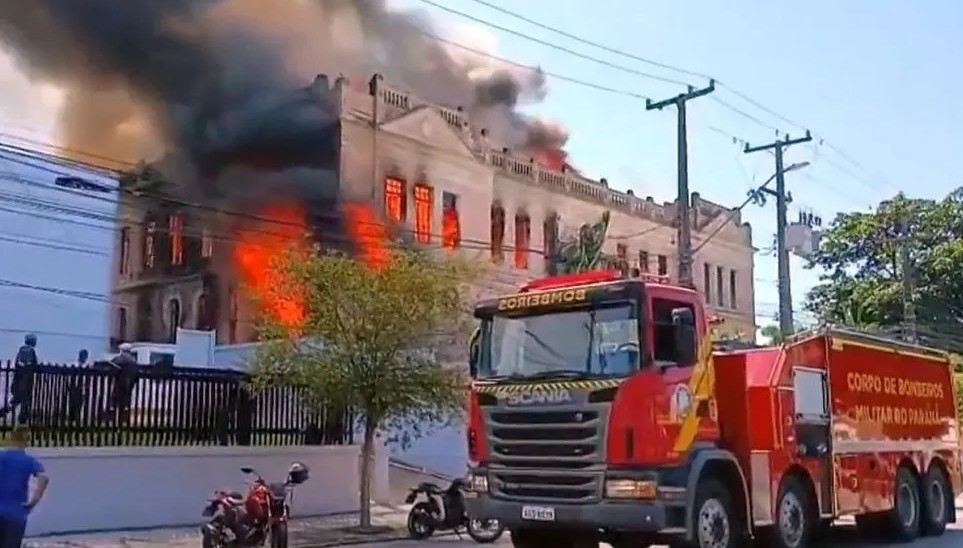 Após incêndio em prédio de 1927, deputado cobra dados sobre situação de imóveis históricos no PR