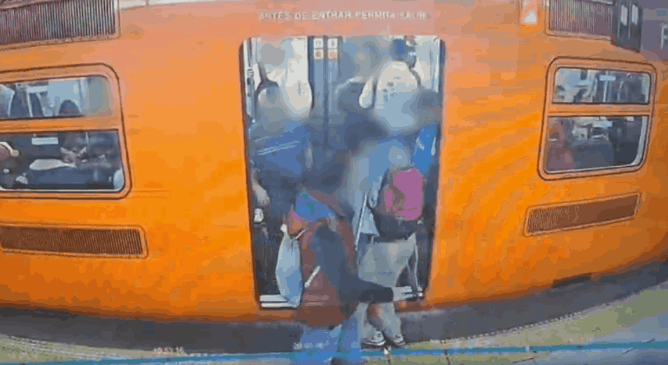Muleta cai em trilhos e provoca incêndio em vagão de metrô no México; vídeo