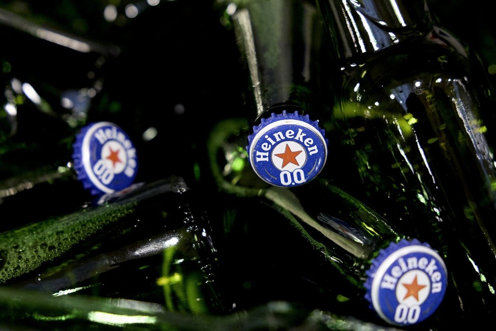 Garrafas de cerveja sem álcool Heineken: produto bem-aceito no Brasil — Foto: Ksenia Kuleshova/Bloomberg