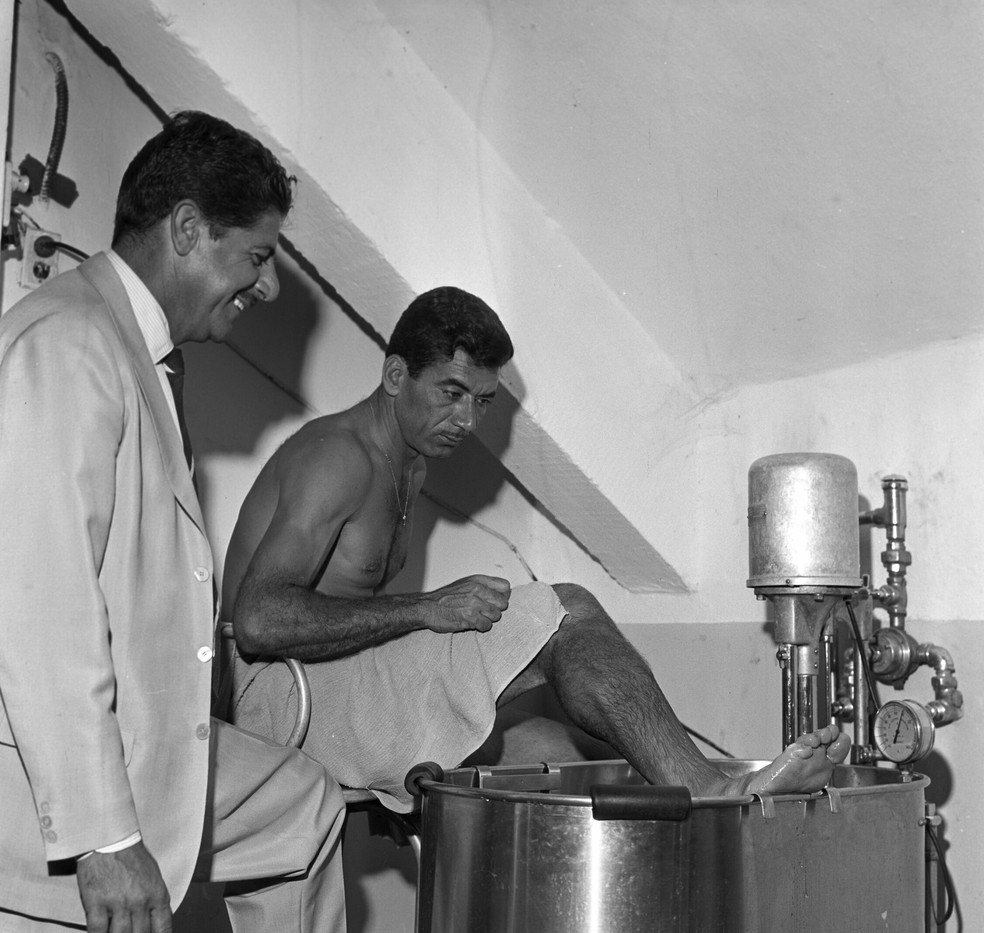 Nilton Santos durante tratamento médico em General Severiano, em 1961 — Foto: Arquivo / O Globo